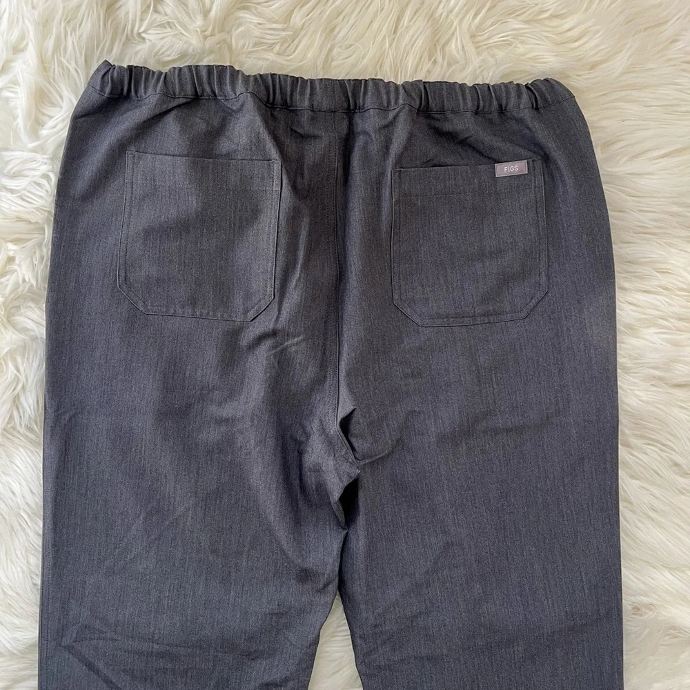 Figs Men’s Pisco Scrub Pants in Gray with Green Drawstring